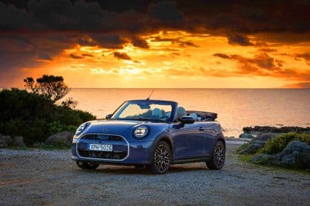 Sous le soleil grec, cette nouvelle MINI Cabriolet étincelante redéfinit le luxe automobile avec un design éblouissant et audacieux