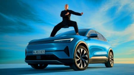 « Trois maîtres du Kung Fu contre une voiture » : ce géant mondial de l’électrique prouve la solidité de son modèle avec un test spectaculaire et inédit