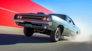 « Un coup de tonnerre sur l’asphalte » : ce muscle car Dodge réalise des wheelies historiques