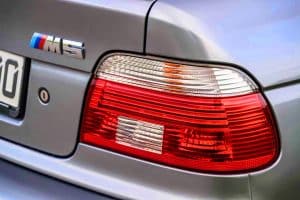 « Un monstre d&rsquo;acier oublié » : cette BMW M5 équipée d&rsquo;un moteur W10 de Volkswagen ressurgit, fascinant les amateurs de voitures historiques