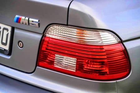 « Un monstre d&rsquo;acier oublié » : cette BMW M5 équipée d&rsquo;un moteur W10 de Volkswagen ressurgit, fascinant les amateurs de voitures historiques