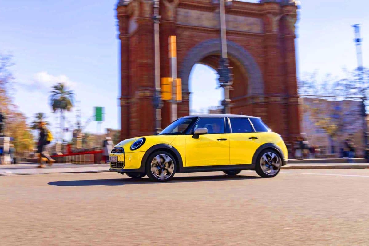 Un style bicolore saisissant pour la nouvelle MINI Cooper 5-Door 2025 qui défie les conventions visuelles