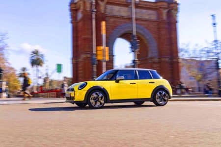 Un style bicolore saisissant pour la nouvelle MINI Cooper 5-Door 2025 qui défie les conventions visuelles