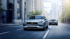 Une bataille titanesque : le Volvo ES90, ce nouveau bolide, s'apprête à détrôner le BMW i5 dans la course à l'innovation automobile