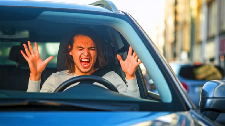 « Votre cerveau change au volant » : cette réaction nerveuse explique pourquoi les insultes fusent dès que vous prenez la route