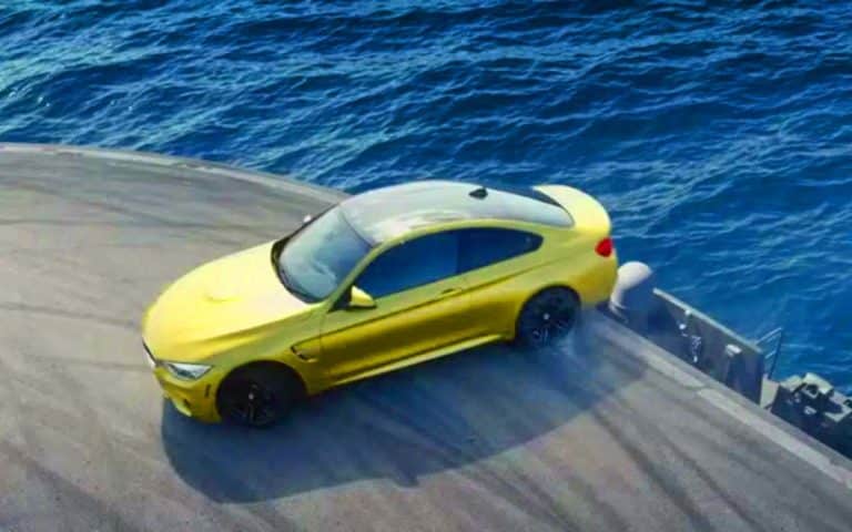 Cette pub BMW fait trembler Internet : drift sur porte-avions, cascades extrêmes et un doute qui persiste sur les images