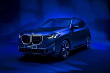 BMW dévoile : la déconcertante Frozen Tanzanite Blue X3 M50 bouleverse le Salone del Mobile 2025 avec son audace inégalée