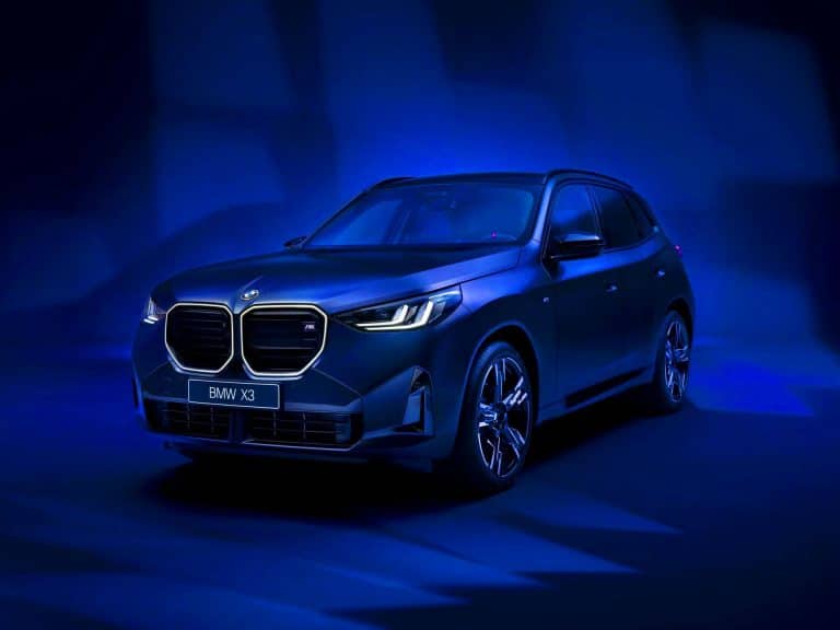 « BMW électrise le design mondial » : son X3 M50 en bleu Tanzanite givré fait sensation au Salone del Mobile 2025 avec un style jamais vu