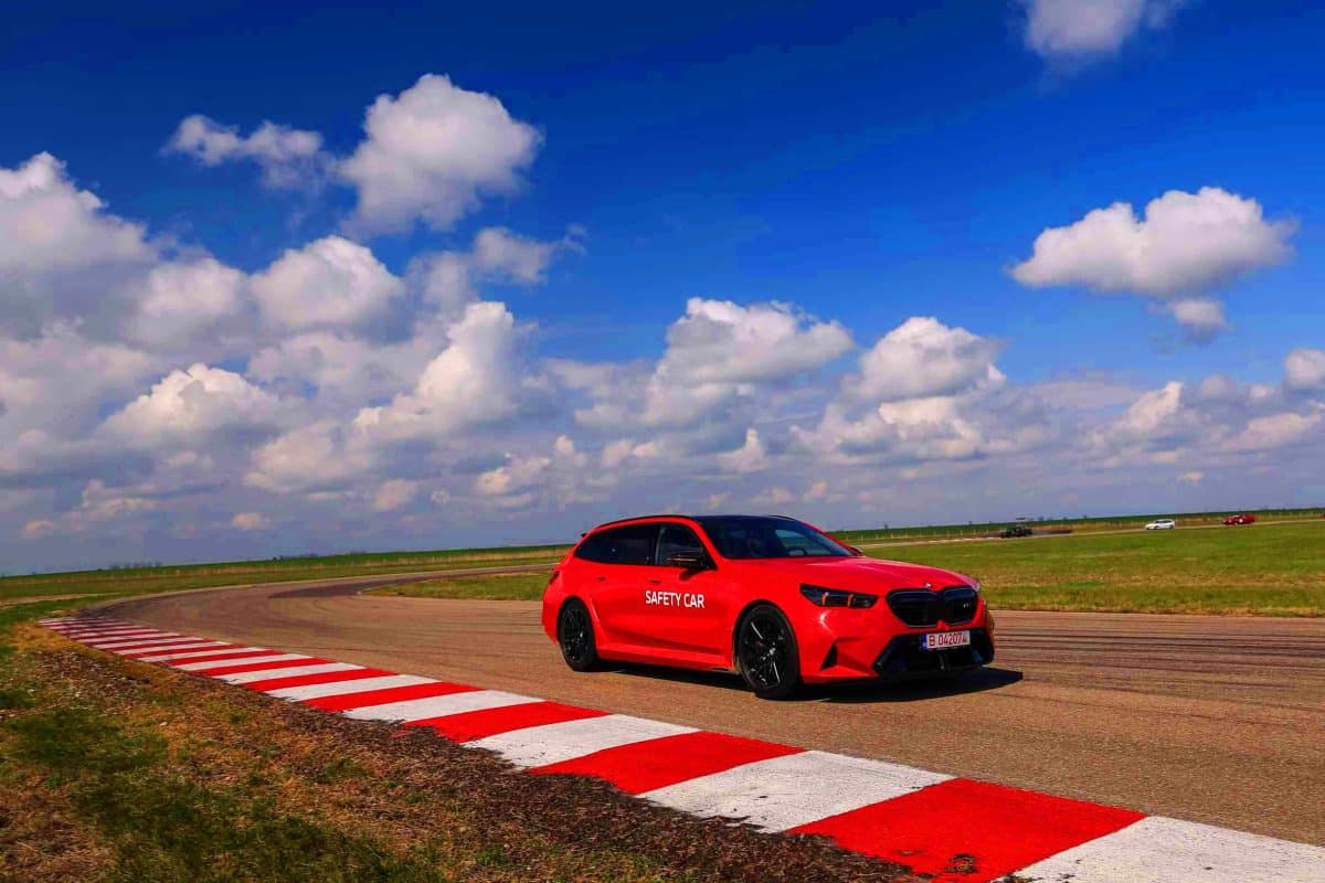 BMW M5 Touring enflamme les pistes : le bolide invincible devient le gardien de sécurité des courses rétro en Roumanie, frissons garantis