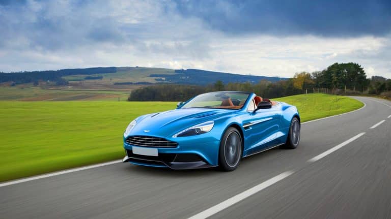 « Ce bolide envoûtant » : l’Aston Martin Vanquish Volante, ce cabriolet de série le plus rapide et puissant du monde, fait sensation