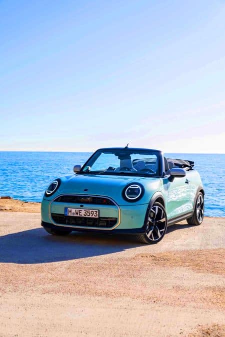 « Cette 2025 MINI Convertible » : un tourbillon de fraîcheur en Ocean Wave Green qui promet une explosion de gaieté sur nos routes