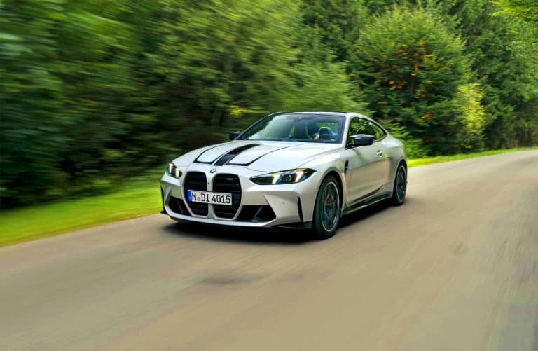 Course explosive : la BMW M4 pulvérisée par l&rsquo;Ariel Atom 4R dans un duel de vitesse dévastateur qui défie les lois de la puissance
