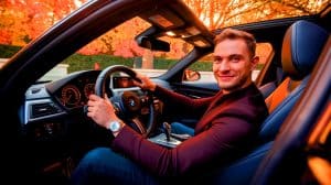 Étonnant retournement de situation : Tom Segura, humoriste célèbre, apprend à conduire une voiture manuelle à 38 ans pour piloter une BMW M2 de rêve