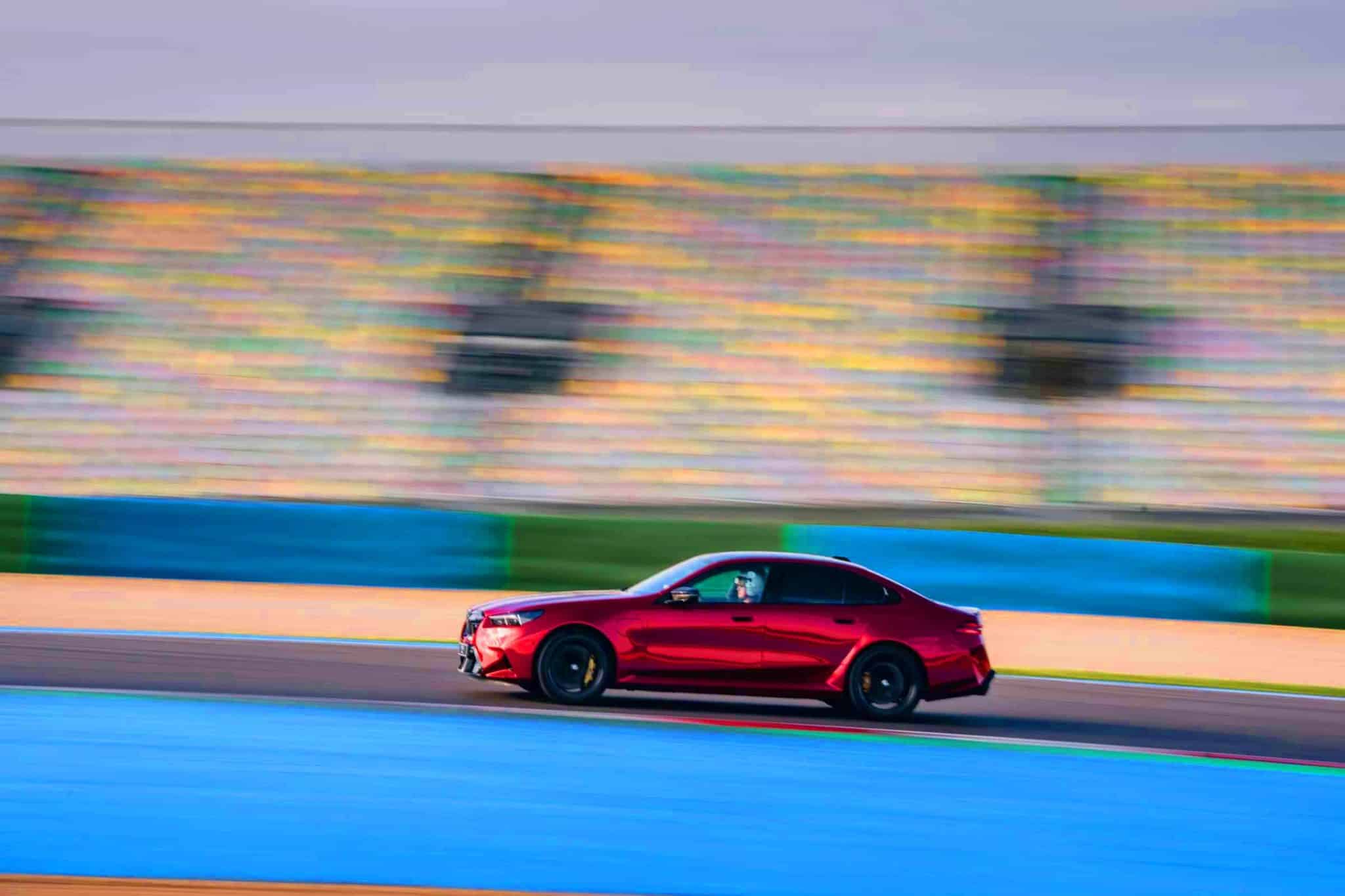 « La bataille des titans allemands » : le nouveau BMW M5 pulvérise l&rsquo;Audi RS7 sur 400 mètres, performance époustouflante et terrifiante