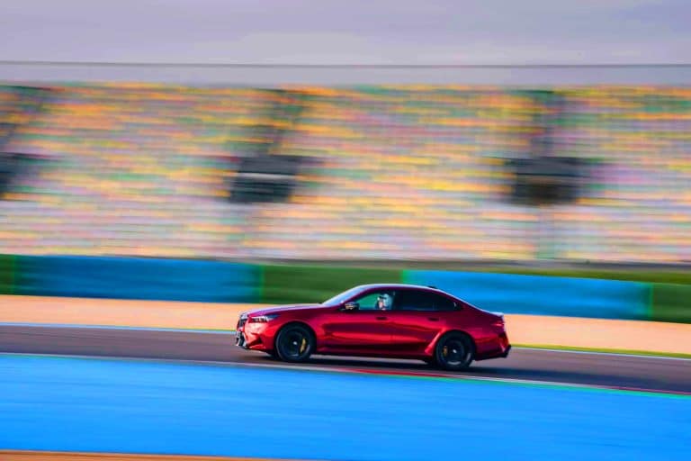 BMW M5 contre Audi RS7 : deux super berlines allemandes s’affrontent dans un duel explosif sur le quart de mile pour la suprématie de la performance