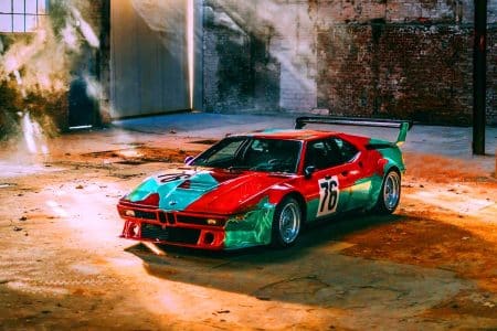 « La légendaire BMW M1 Andy Warhol crée l&rsquo;événement à Dubai » : un chef-d&rsquo;œuvre sur roues attire tous les regards en plein désert arabique