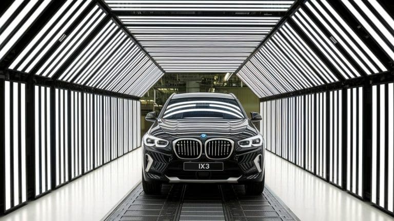 « Une usine qui change la donne » : BMW franchit un cap historique à Debrecen avec le lancement stratégique du SUV électrique iX3 Neue Klasse