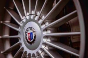 L&rsquo;ALPINA B12 5.7 Coupe incarne l&rsquo;apogée des années 1990 chez BMW : un chef-d&rsquo;œuvre automobile à couper le souffle, incontournable et rare