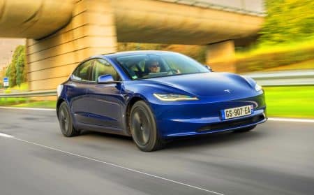 Illustration de la vente difficile de Tesla d'occasion avec chute des prix (création par IA, illustration non réaliste). Crédit : Ideogram.