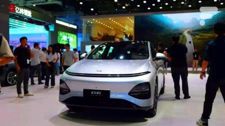 Illustration de la présentation du Xpeng G6 2025, un SUV électrique rivalisant avec Tesla (création par IA, illustration non réaliste). Crédit : Ideogram.