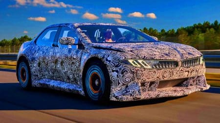 Illustration de la nouvelle BMW M3 combinant motorisation électrique et essence (création par IA, illustration non réaliste). Crédit : Ideogram.