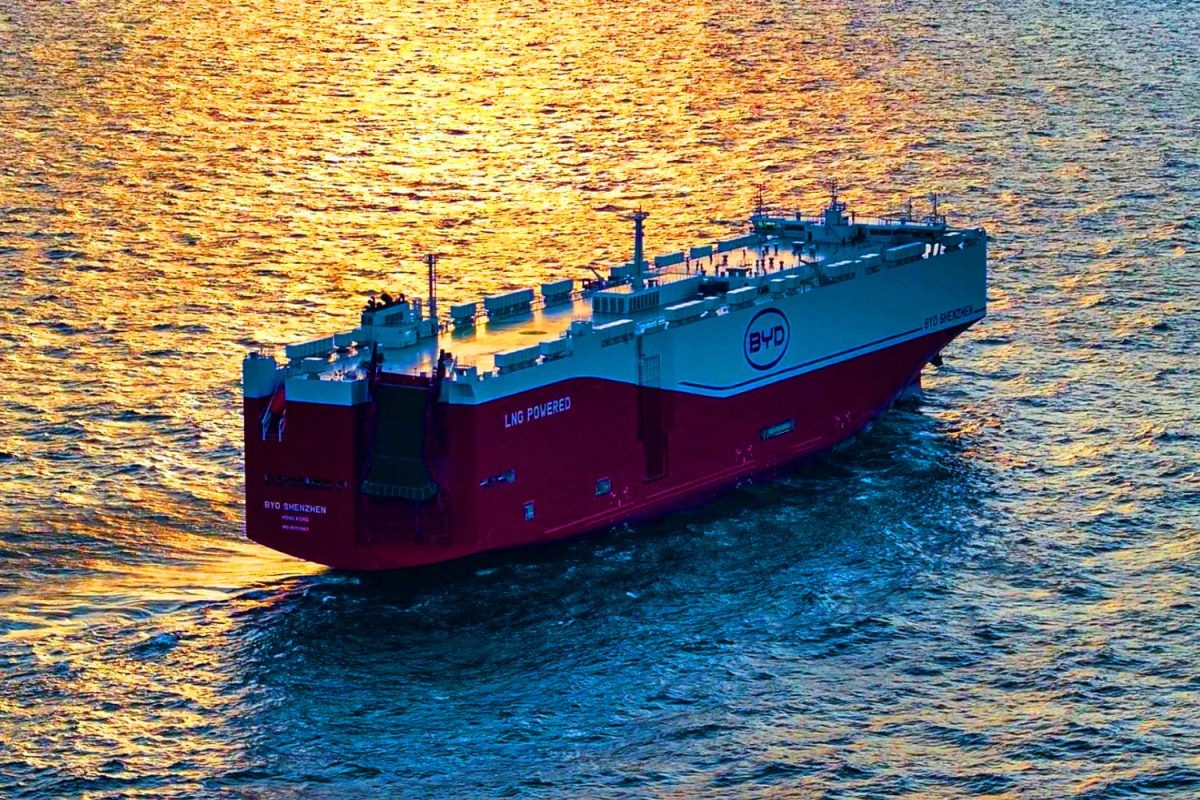 Illustration de l'inauguration du navire-cargo « Shenzhen » de BYD, capable de transporter 9 200 voitures (création par IA, illustration non réaliste). Crédit : Ideogram.