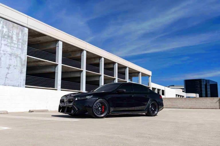 « Une bête tapie au ras du sol » : la BMW M5 G90 devient encore plus menaçante avec ses jantes HRE et son look prêt à dévorer l’asphalte