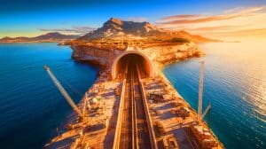 « Pourquoi l’Europe paierait pour ça ? » : le coût du tunnel de Gibraltar Maroc-Espagne fait grincer des dents à Bruxelles Illustration de la construction du tunnel ferroviaire sous le détroit de Gibraltar reliant le Maroc à l'Espagne (création par IA, illustration non réaliste). Crédit : Ideogram.