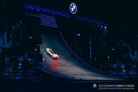 Illustration de la cascade spectaculaire du Vision Driving Experience de BMW à l'Auto Shanghai 2025 (création par IA, illustration non réaliste). Crédit : Ideogram.