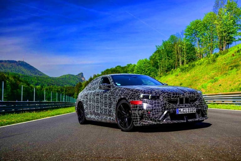 « Cette BMW M5 camouflée sème le trouble » : une vidéo espion dévoile un prototype mystérieux aux lignes radicales qui affole déjà les passionnés d’automobile