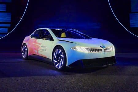 Illustration de la BMW Vision Driving Experience au Salon Auto Shanghai (création par IA, illustration non réaliste). Crédit : Ideogram.