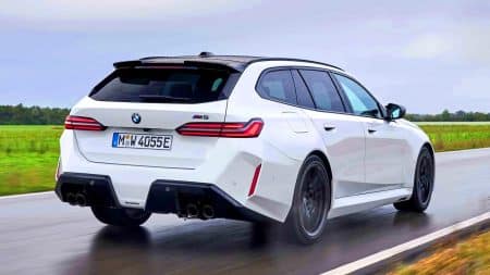 Illustration de la BMW M5 Touring 2025 en pleine performance sur une route européenne