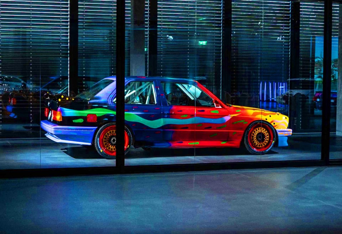Illustration de la célébration des 50 ans de BMW Suisse avec des BMW Art Cars emblématiques
