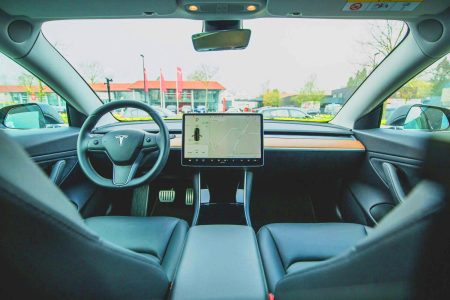 Illustration de la conduite autonome sur une autoroute européenne avec un véhicule Tesla.
