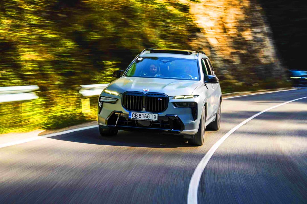 Illustration de la luxueuse BMW X7 2026 dans un cadre urbain moderne.