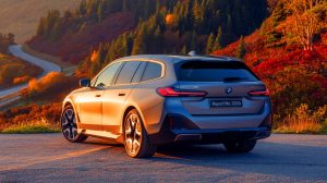 Illustration de la BMW i5 Touring et de la BMW E34 M5 comparées côte à côte