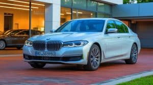 Illustration de la BMW 330i de 2023 prêtée par le concessionnaire à Ava Brinton