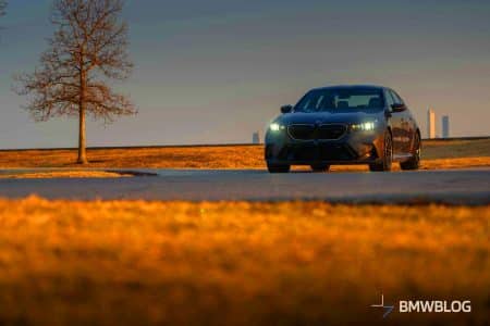 Illustration de la nouvelle BMW M5 G90 en pleine conduite dans une ville dynamique