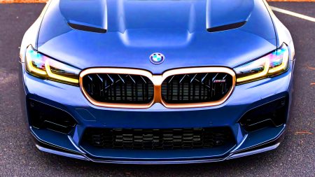 Illustration de la BMW M5 CS 2022 en pleine course sur circuit