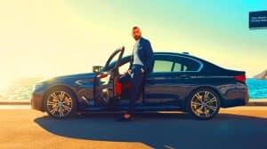 Illustration de Karim Benzema avec sa BMW M5 dans un garage de luxe.