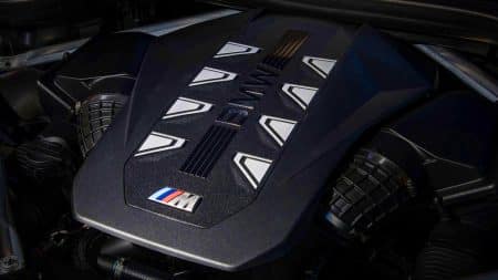 Illustration de la transition de BMW vers les véhicules électriques dans un environnement urbain futuriste.