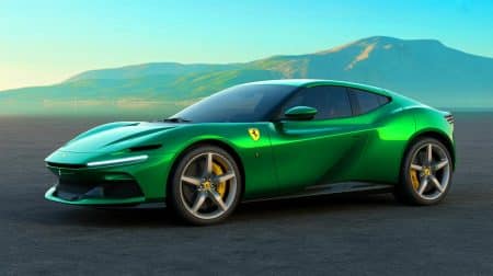 Illustration de la première voiture électrique concept de Ferrari dans un showroom moderne