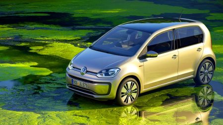 Illustration de la Volkswagen Up! alimentée par du biogaz d'algues (création par IA, non réaliste). Crédit : Ideogram