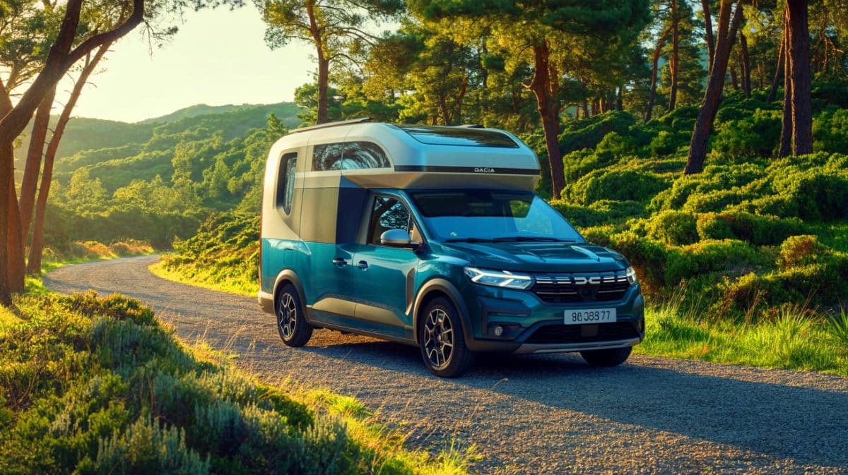 Illustration de camping-car Dacia concept tout-terrain dans un paysage montagneux