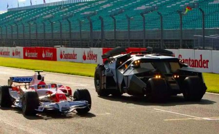 Illustration de l'écurie Toyota en Formule 1 aux côtés de la Batmobile lors de leur collaboration en 2008