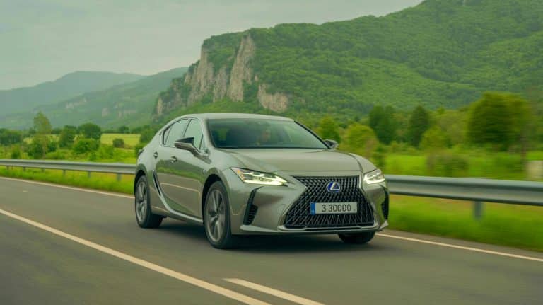 « On a testé les deux » : 3 000 € contre 60 000 €, la copie chinoise de Lexus tient-elle vraiment la route ?