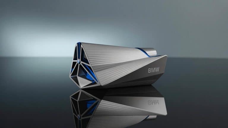 Quand le luxe automobile rencontre l’art olfactif : découvrez ce flacon de parfum BMW inspiré de ses célèbres bureaux à Munich avec un design époustouflant