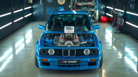 Illustration de la transformation audacieuse d'une BMW E30 avec un moteur V8 LS puissant.