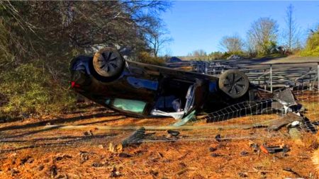 Illustration d'une Tesla Model 3 accidentée en mode conduite autonome.
