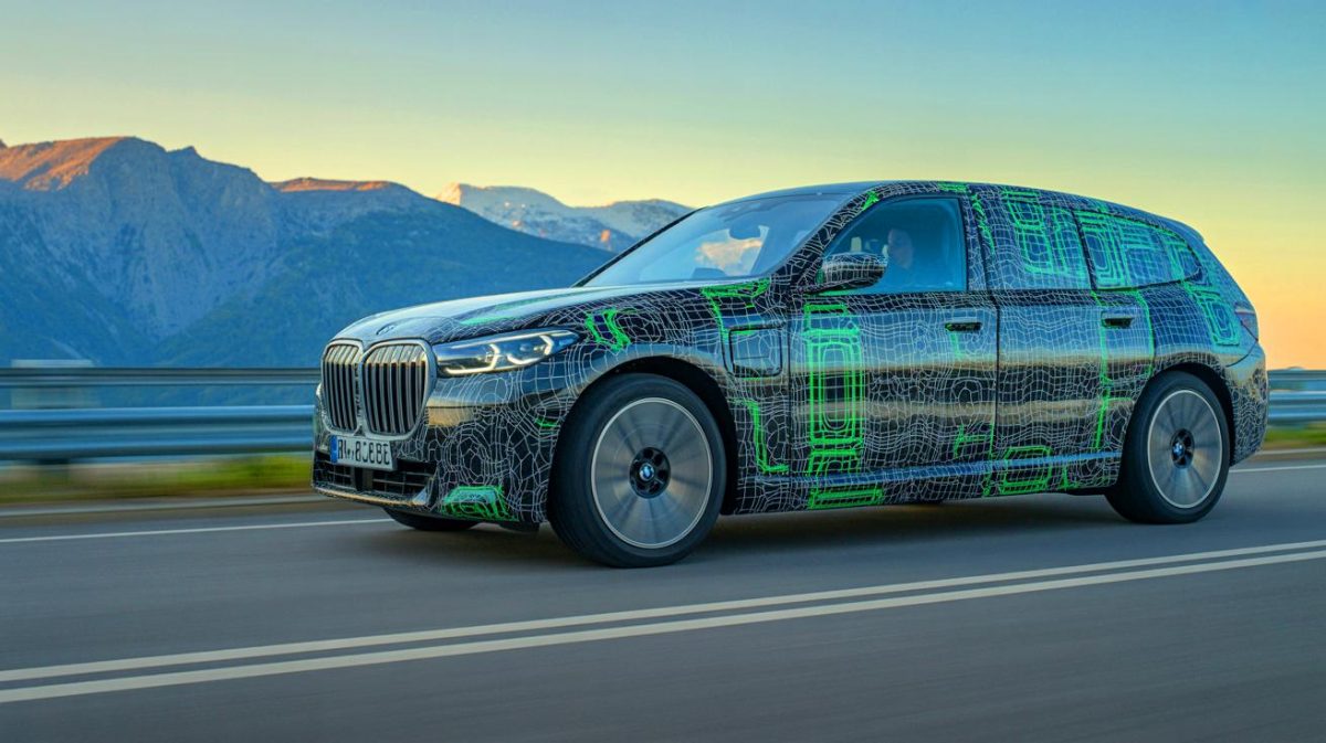 Illustration de l'intérieur futuriste d'une BMW avec un système nerveux numérique avancé